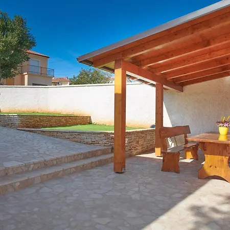 Old Stone Villa With Whirlpool And Sauna Liznjan Exterior photo